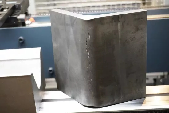 彎曲高速鋼的挑戰(zhàn)之一是，當使用具有太小的 V 形開口的模具彎曲這種材料時，沿外側(cè)彎曲半徑可能會出現(xiàn)裂紋